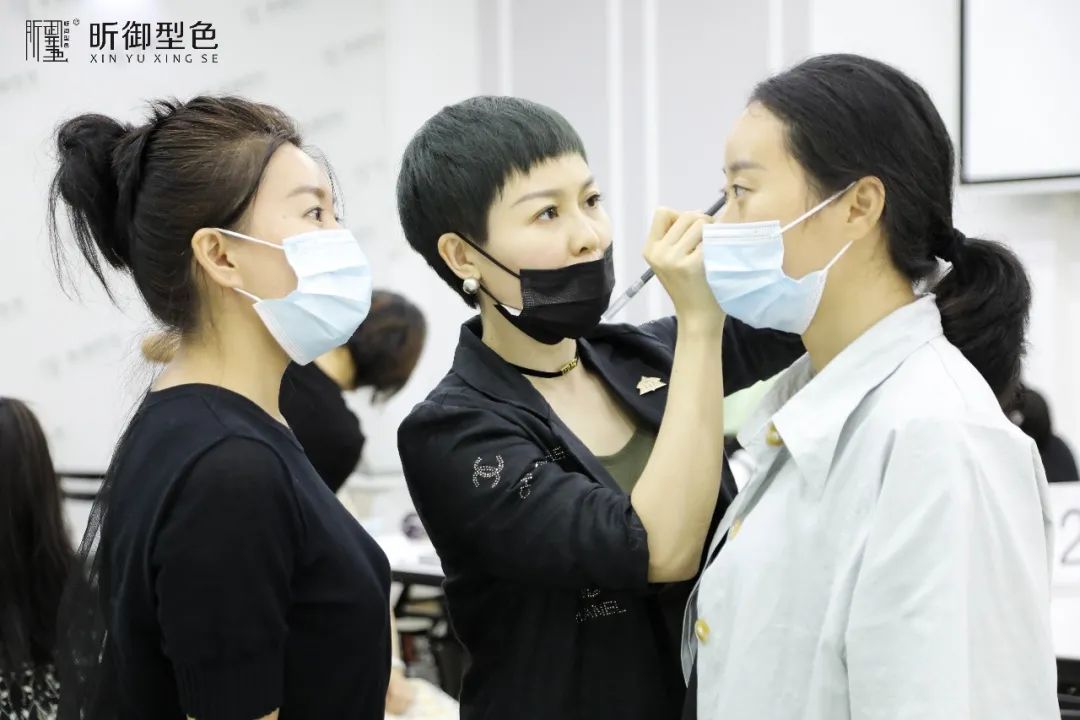 纹绣师还在为自己的前途犯愁吗?这几种出路你会怎么选择?